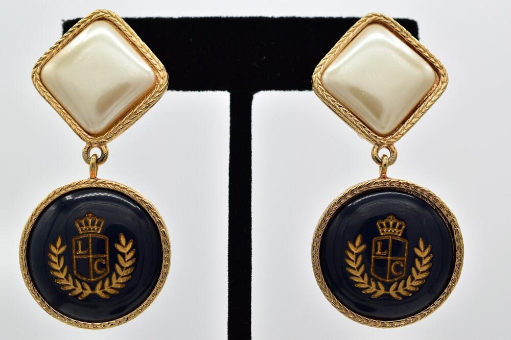 Liz Claiborne Vintage Clip On Earrings Logo Crest Pearl Chunky Signed 80s BinAI
